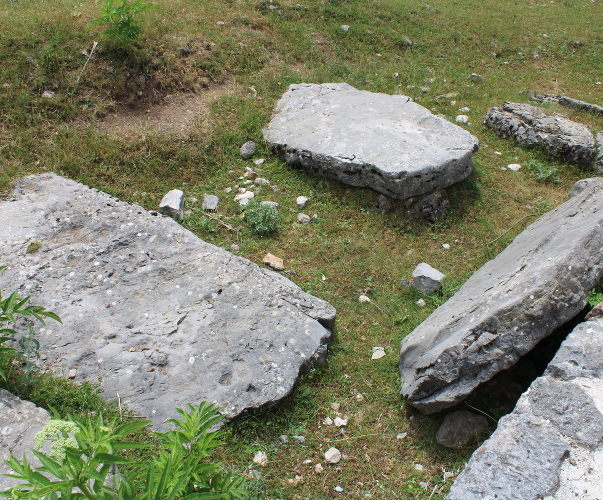 Dio kamenih nadgrobnica - stećaka pronađenih na crkvini u Podudbini tijekom arheoloških istraživanja provedenih od 1996. do 2000. godine (Foto: Goran Majetić)