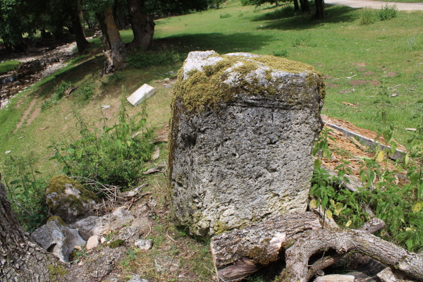 Kameni spomenik koji se nalazi između crkvine u Podudbini i obale rječice Krbave, koji moguće potječe od neke obližnje rimske gradnje (Foto: Goran Majetić)