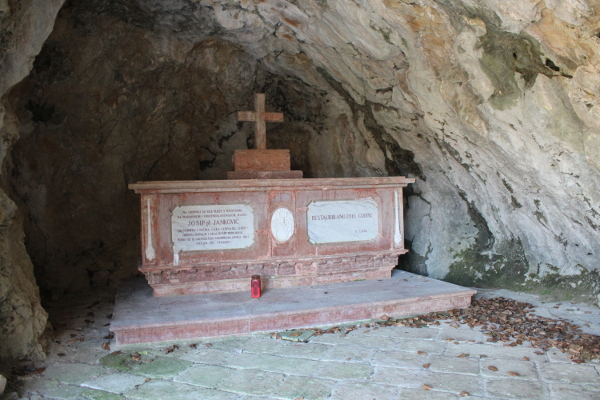 Josip pl. Janković sahranjen je u lijes izrađen od crvenog mramora, koji je uništen nakon Prvoga svjetskog rata i obnovljen 2010. godine (Foto: Goran Majetić)