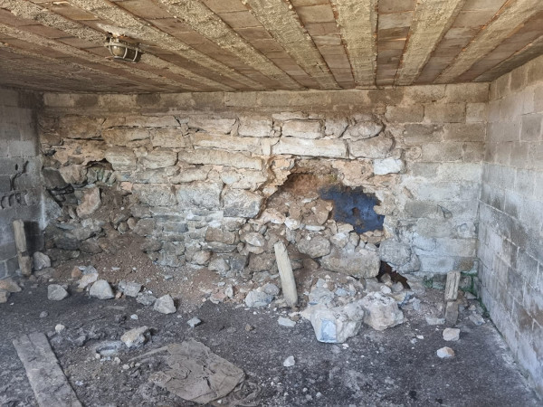 Zid kućnog podruma s ukopane strane bio je većim dijelom zidan od prilično velikih kamenih komada povezanih starinskom žbukom (Foto: Tomislav Beronić)