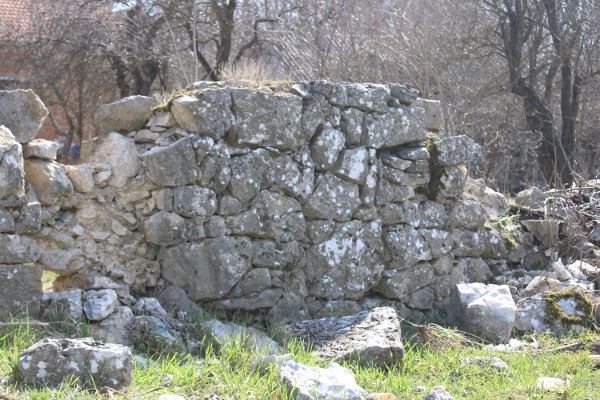 Kamena ograda oko hrama Sveti Arhanđeli Mihailo i Gavrilo i nekadašnjeg groblja izuzetan je primjer suhozidne gradnje iz 18. stoljeća, nastao na tisućljetnom nasljeđu gradnje kamenom koji korijene vuče još od prapovijesnih predaka Ilira (Foto: Goran Majetić)