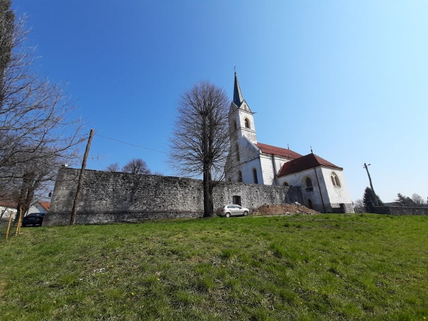Po dužini očuvanih kamenih zidina vidi se da je crkva Gospe od Čudesa u Oštarijama u predtursko doba bila jedna od najvećih crkava u Hrvatskoj (Foto: Tomislav Beronić)