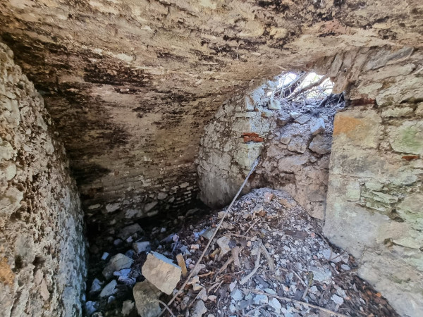 Podno ruševne zgrade modruške žandarmerije još se vide podrumske prostorije, koje su između ostaloga služile i kao zatvor (Foto: Tomislav Beronić)