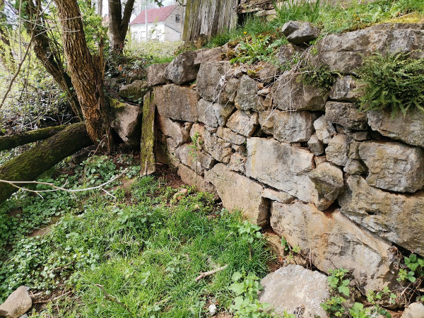 Ostatak istoga zida 40-ak metara južnije, s komadima klesanaca teškim i po nekoliko stotina kilograma (Foto: Tomislav Beronić)