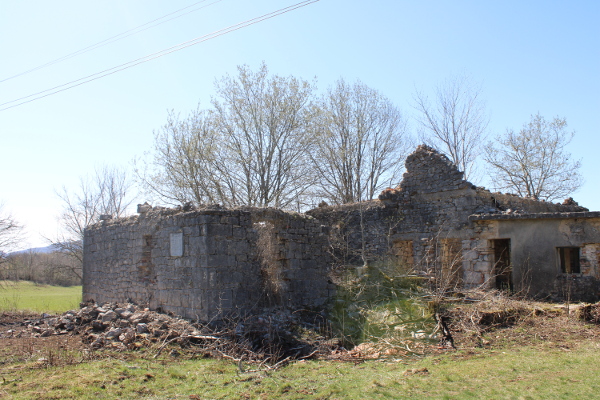 Ruševina zgrade osnovne škole u Tuževiću za čiju izgradnju su također mogli biti upotrijebljene neke od drevnih kamenih nadgrobnica (Foto: Goran Majetić)
