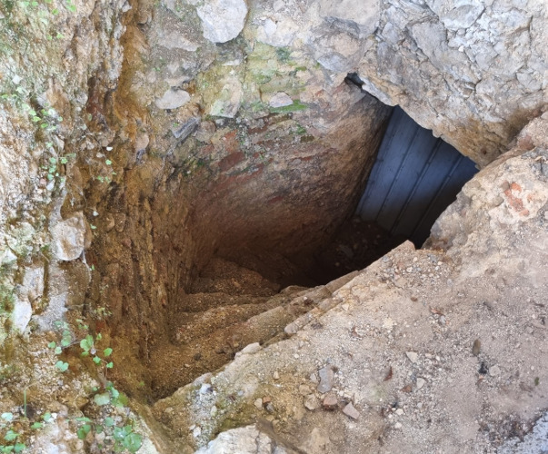 Sadašnji vlasnik imanja na kojem se nekoć nalazio utvrđeni srednjovjekovni grad Brlog otkrio je i otkopao strme kružne stepenice kojima se iz podruma izlazi na dvorište (Foto: Tomislav Beronić)