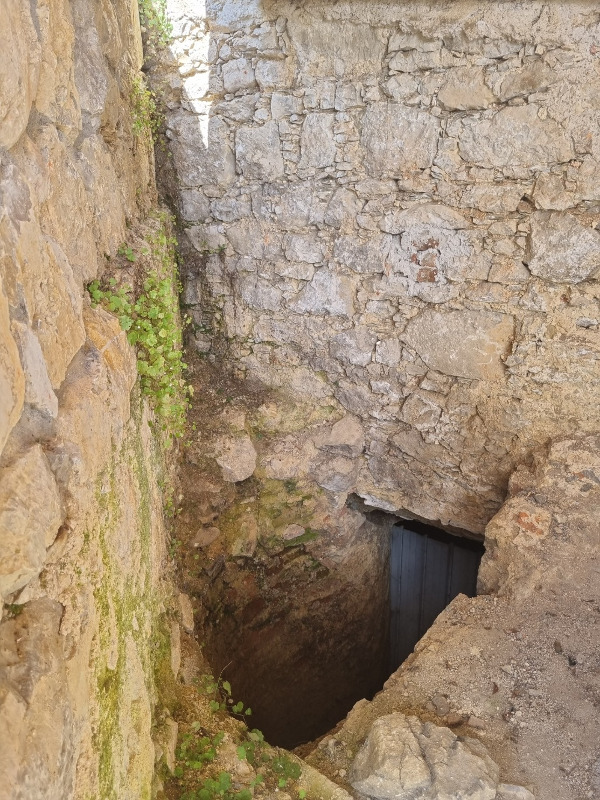 Dio još očuvanih izvornih zidova Brlog-grada i nedavno otkopano stubište kojim se iz dvorišta silazi u podrum (Foto: Tomislav Beronić)