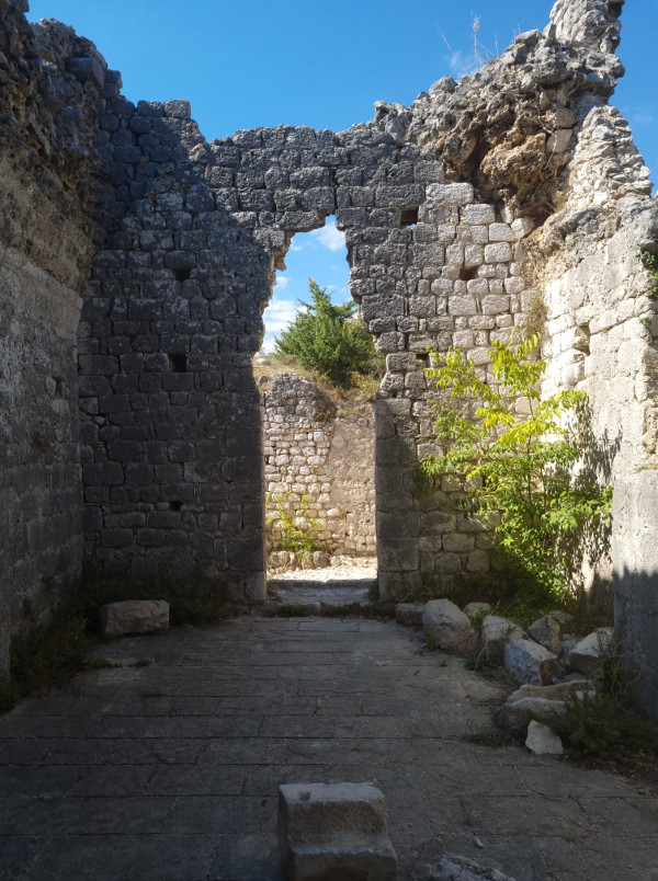 Iako razrušena, utvrda Vrana je još uvijek impresivna za pogledati. (Foto: Tomislav Beronić)