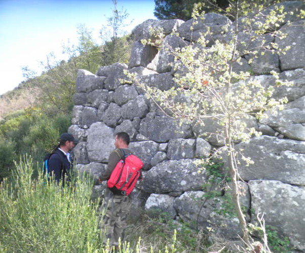 Toni Kačić - Bartulović i Domagoj Nikolić razgledavaju kiklopsku mlinicu nedaleko sela Tugare