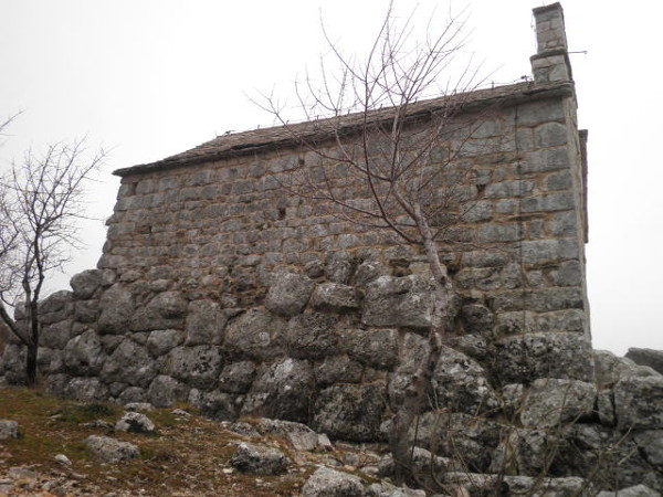 Kiklopsko zdanje su i zidine podno stare crkve Sveti Maksim na vrhu brda Mošnice
