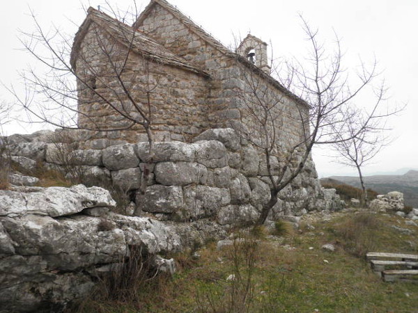 Zidine crkve prvi puta spominje povjesničar i arheolog Ante Škobalj u knjizi “Obredne gomile“, objavljenoj 1970. godine