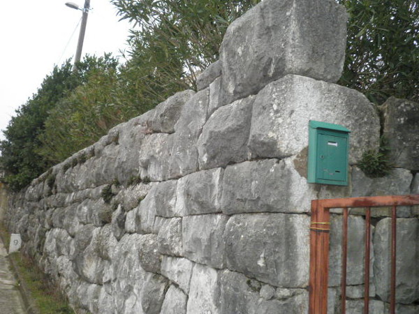 Zid ograde privatne kuće u Tugarama svjedoči da sačuvanom nasljeđu megalitske kulture u Dalmaciji