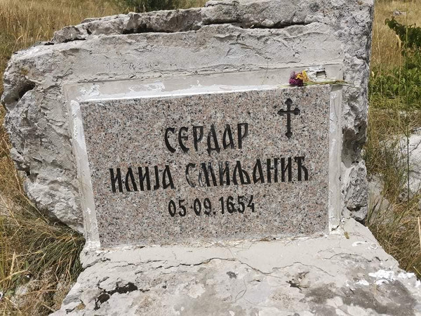 Suvremena spomen-ploča na kamenu uz mjesto pogibije  serdara i harambaše Ilije Smiljanića (Izvor: Wikipedia (wikipedia.org))