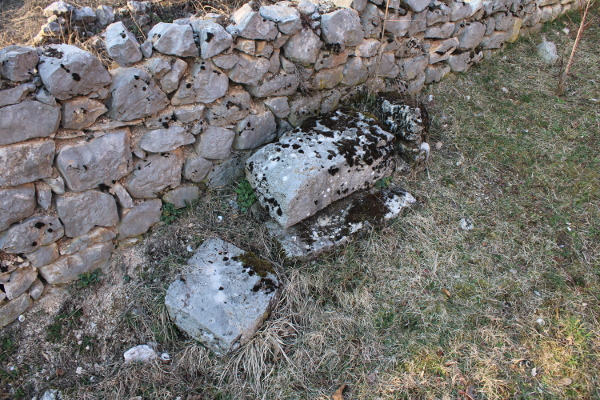 Jesu li poveći pravilno klesani komadi vapnenca na imanju obitelji Lulić ostaci starohrvatske crkve Sveti Juraj? (Foto: Goran Majetić)