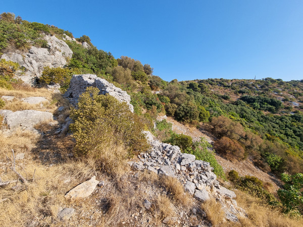 Slika 14. - Zid i udubljenje u stijeni na lokaciji 1 (Foto: Tomislav Beronić)
