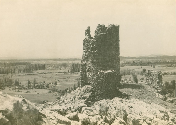 Pogled na Štulića kulu sa istoka iz 1932. godine. Autor fotografije je povijesničar Većeslav Hennenberg. Fotografija je dio velike Hennenbergove foto ostavštine.