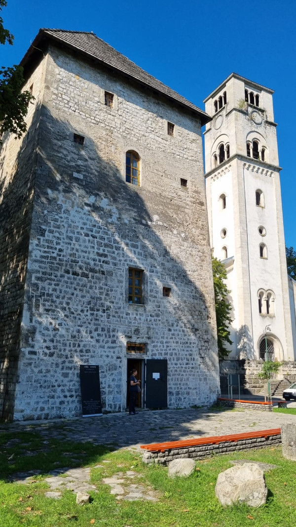 Kapetanova kula i zvonik novije crkve sv. Antuna Padovanskog (starija crkva je prenamijenjena u džamiju Fethija) (Foto: Tomislav Beronić)