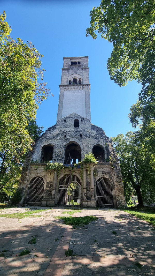Pogled na zvonik novije crkve sv. Ante iznutra; trobrodna zgrada crkve je gotovo potpuno uništena (Foto: Tomislav Beronić)