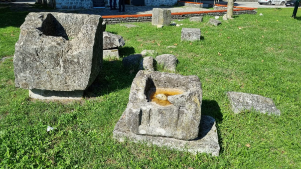 Kameni ulomci izloženi pored Kapetanove kule (Foto: Tomislav Beronić)