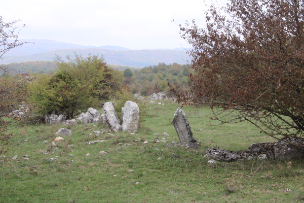 Uspravljene velike kamene ploče u jugozapadnom dijelu suhozidne ograde Crkvine u Vrebcu (Foto: Goran Majetić)