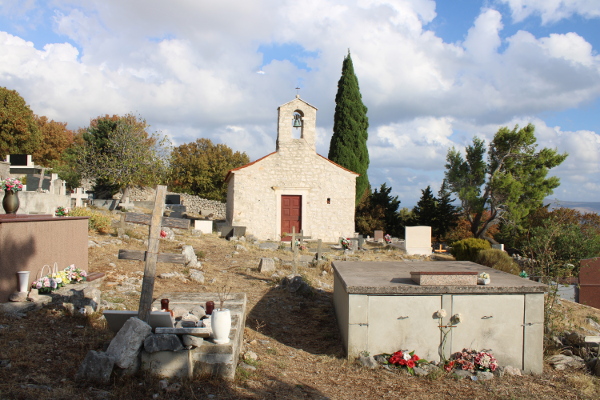 Suvremeno groblje oko crkve Sveta Trojica odlikuje se uistinu mnoštvom različitih grobova, od onih nalik na mirila pa do suvremenih mramornih grobnica(Foto: Goran Majetić)
