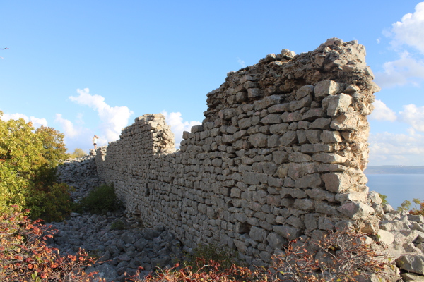 Groblje i crkva Sveta Trojica nalaze se unutar ostataka nekoć prostranog kasnoantičkog vojnog utvrđenog naselja, koje je sagrađeno u 6. stoljeću za vrijeme vladavine Bizanta (Foto: Goran Majetić)