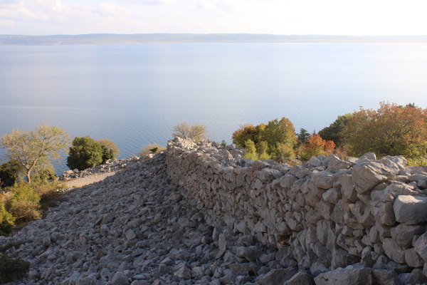 Pretpostavlja se da su zidine ranobizantskog kastruma izvorno bile visoke oko 6 metara i da su ih kule nadvisivale za još oko 2 metra (Foto: Goran Majetić)