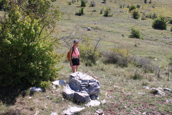 Pogled sa stražnje strane najvećeg kamena kojim je obilježen grob Ilije Smiljanića i diva koji mu je prethodio, ukazuje da je taj kameni kvadar izvorno bio možda i dvostruko veći (Foto: Goran Majetić)