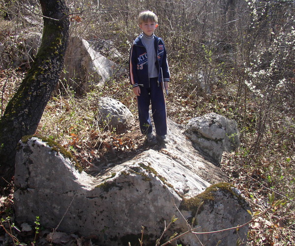 Jedan od poklopaca sarkofaga u kamenolomu na brdu Kestenak kraj Korane čija se težina procjenjuje na gotovo 3 tone. Dugačak je 240 cm, a širok 150 cm. (Foto: Goran Majetić, 2008.)