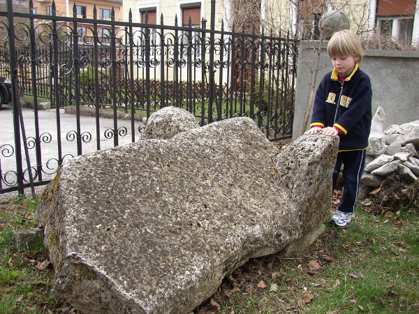 Polovica poklopca sarkofaga kojega je 1990. godine iz Korane izvadio Petar Bišćan iz Duga Rese i pohranio uz crkvu Svetog Petra u istoimenom naselju uz Mrežnicu (Foto: Goran Majetić, 2006.)