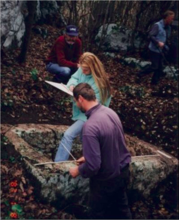 Arheolog Domagoj Perkić iz Konzervatorskog odjela Karlovac sa suradnicima istraživao je "škrinje" na području južno od Karlovca od 1996. do 2000. godine (Izvor: Juraj Štefančić)