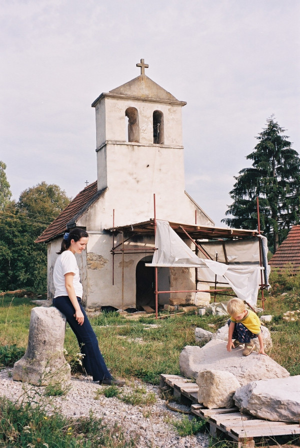 Crkvica Sveti Juraj u Mateškog Selu nedaleko Mrežnice, izgrađena je najkasnije početkom 13. stoljeća gotovo u potpunosti od "škrinja" (Foto: Goran Majetić, 2003.)