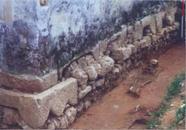 Cjelokupni temelji, kao i veći dio zidova crkvice Svetog Juraja sagrađeni su od posve dovršenih poklopaca i sanduka rimskih sarkofaga prenešenih s neutvrđenog mjesta u okolici (Izvor: Katalog izložbe "Od sarkofaga do crkve", 2000.)