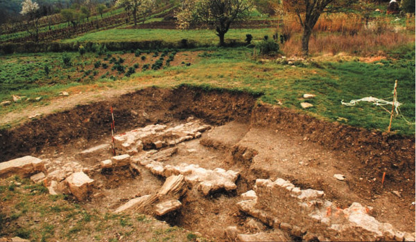Sustavna arheološka istraživanja manjih dijelova starih grobalja u Brkaču proveli su 1962. te 2002-2003. godine djelatnici  Arheološkog muzeja Istre iz Pule (Izvor: ”Histria archaeologica” (Ondina Krnjak ”Svetačke medaljice iz Brkača kod Motovuna”), 2004.)