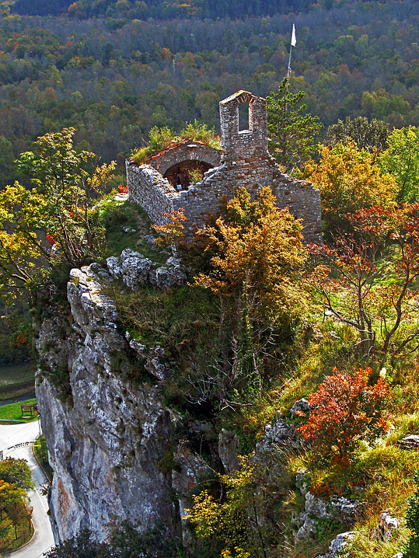 Ruševine crkve Sveti Stjepan na stijeni iznad Istarskih toplica, jedne od brojnih građevina u Istri koje su, po narodnoj predaji, zidali tamošnji divovi (Foto: Vid Pogačnik, 2010.;Izvor: Wikimedia (wikimedia.org))