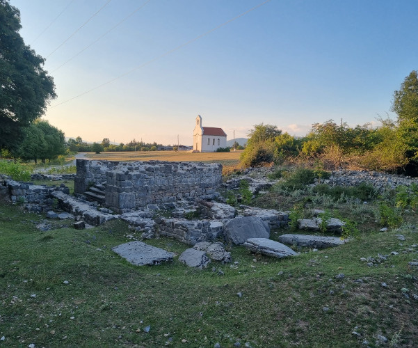 Na groblju današnje crkvine u Podudbini vjerojatno je pokopan i dio hrvatskih ratnika poginulih u bitci na Krbavskom polju 1493. godine (Foto: Tomislav Beronić)
