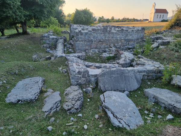 Neke od pronađenih nadgrobnica - stećaka s jugoistočne strane temeljnih ostataka predturske crkve u Podudbini (Foto: Tomislav Beronić)