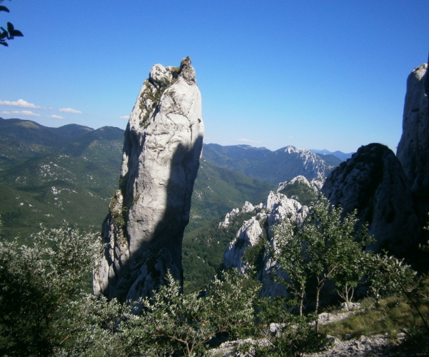 Među stijenama Bačić kuka (1291 m.n.v.) povrh sela Kućišta, u kojemu se rodio Ilija Devčić koji je 1804. godine golim rukama podigao i u temelje žitnice u Smiljanu ugradio kamen od 440 kilograma (Foto: Goran Majetić)