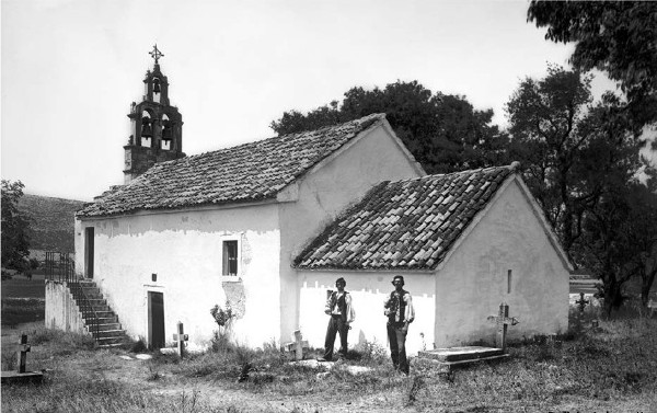 Crkva Sveti Ilija u Đevrskama 1904. godine (Foto: Radivoje Simonović; Izvor: Facebook stranica Knin, jedno vrijeme, post od 26.lipnja 2020.)
