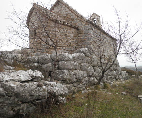 Jesu li divovi postavili temeljni zid stare crkve Sveti Maksim na vrhu brda Mošnice u Poljicama? (Foto: Vinko Klarić i Domagoj Nikolić, 2013.)