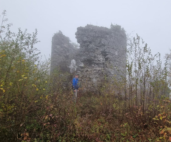 Središnja kula utvrde Plaški izvire iz magle tijekom izleta Povijesno-putopisne družine 13. studenog 2022. godine (Foto: Tomislav Beronić)