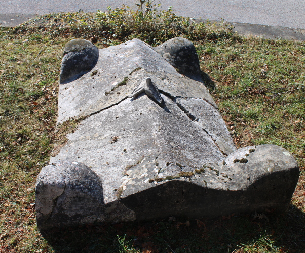 Poklopac kamene škrinje prevežen je do crkve u Gorincima s nedalekog položaja Gradišće (Foto: Goran Majetić)