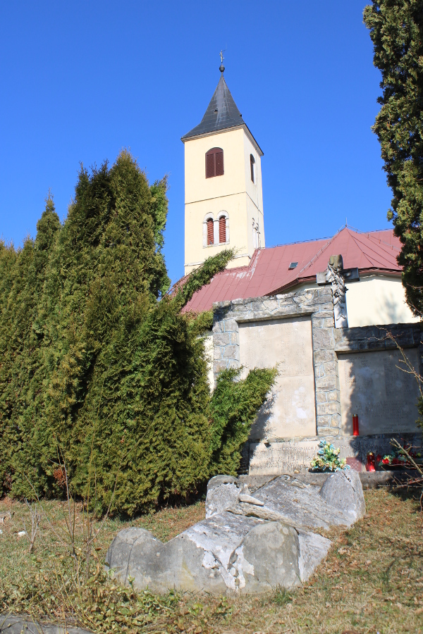 Ostatak antičkog kamenog spomenika smješten je u blizini spomen-obilježju žrtvama posljednjih ratova s područja Gorinaca (Foto: Goran Majetić)