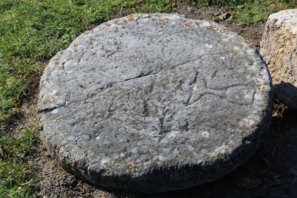 Kamena ploča u blizini crkve s uklesanim znamenom koji sliči peharu, nepoznate starosti i namjene (Foto: Goran Majetić)
