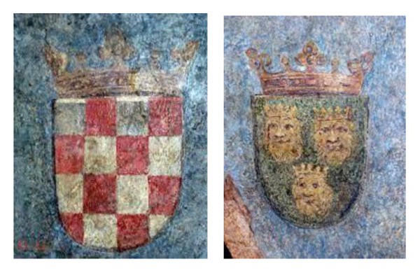 Carski grbovi Maksimilijana I. na svodu prozorskog luka kuće u Innsbrucku sa prvom pojavom šahovnice kao grba Hrvatske i tri glave palatinskog lava kao grba Dalmacije iz 1495. godine.