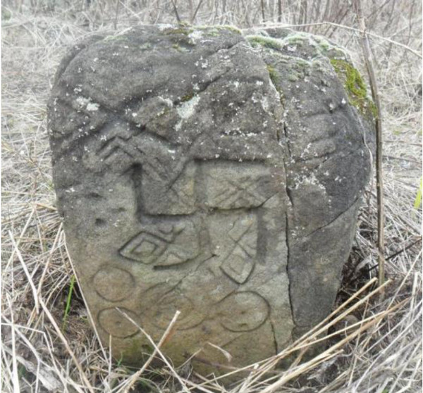 Tausen simbol na prapovijesnoj steli (Gusinje, Crna Gora)