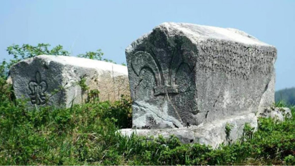 Stilizirani ljiljan na prapovijesnom stećku lijevo i srednjovjekovni naturalistički ljiljan s grafitom na stećku desno, nekropola Mršići, Vlasenica