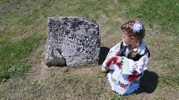 Stećak s natpisom na bosančici s nekropole  Staro ili Mađarsko groblje ili Jarčevac kod sela Štrepci (Foto: Miodrag Lovrić; Izvor: Facebook grupa Stecak, post od 11. listopada 2021.)
