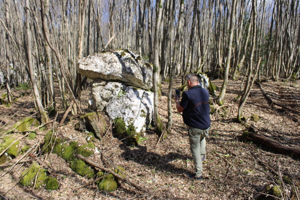 Jedan od kamenih ”stolova” osovljen na nakošeno postolje (Foto: Goran Majetić)