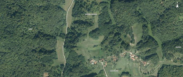 Travnate površine između toponima ”Roknića gradina” i ”Roknića selo” nalazište su brojnih ljudskih koštanih ostataka (Izvor: Geoportal (geoportal.dgu.hr))